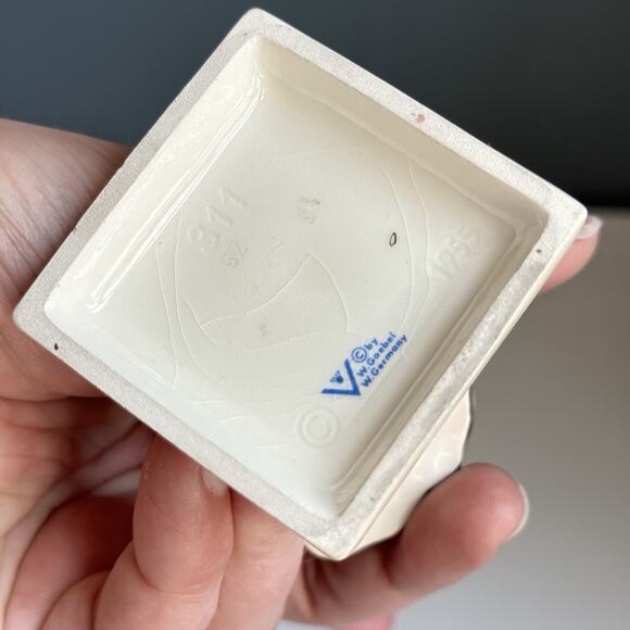 RARE Goebel Hummel KISS ME with SOCKS #311 - TMK4 - Old Style - West Germany - Picture 5 of 6